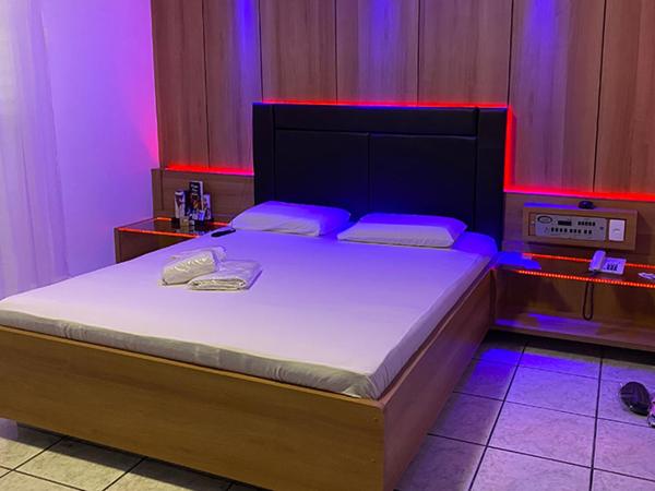 MOTEL 2000 : photo 2 de la chambre suite lit queen-size deluxe