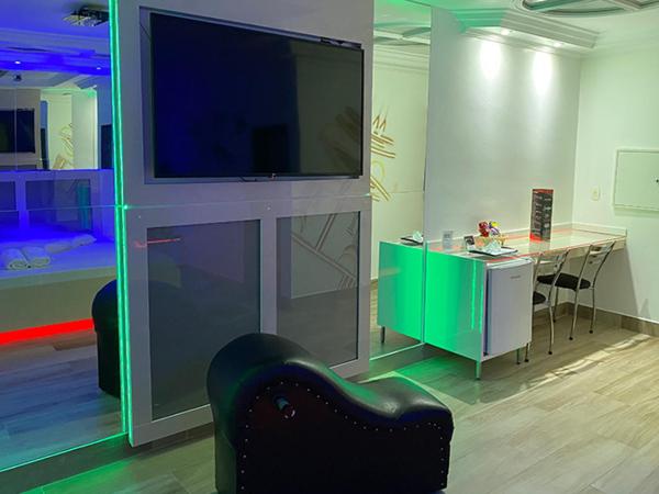 MOTEL 2000 : photo 4 de la chambre suite lit queen-size deluxe