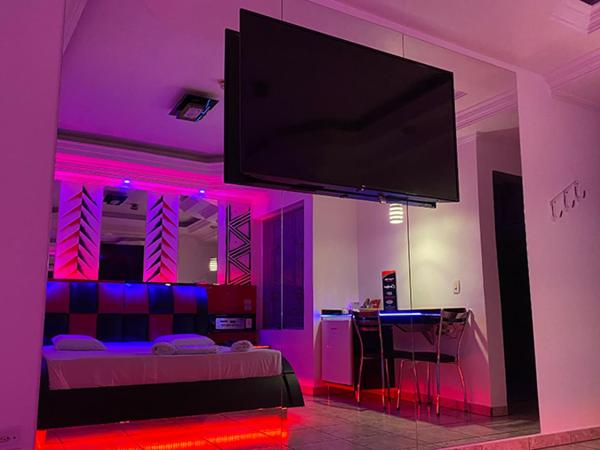 MOTEL 2000 : photo 2 de la chambre suite deluxe avec baignoire spa