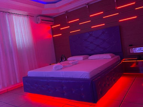 MOTEL 2000 : photo 4 de la chambre suite deluxe avec baignoire spa