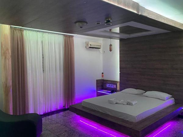 MOTEL 2000 : photo 3 de la chambre suite lit queen-size avec baignoire spa