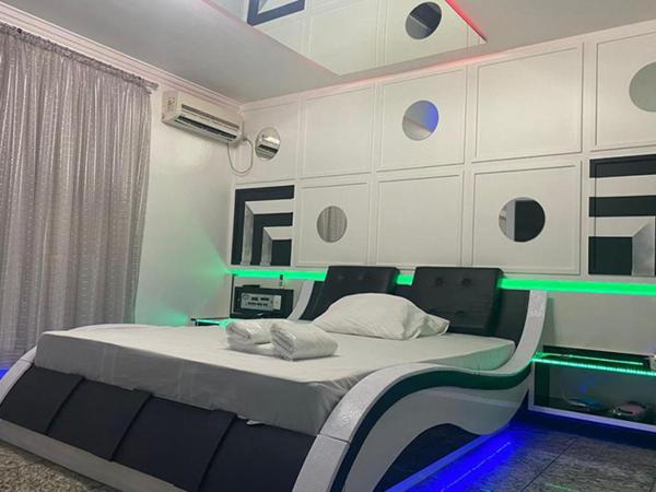 MOTEL 2000 : photo 4 de la chambre suite lit queen-size avec baignoire spa