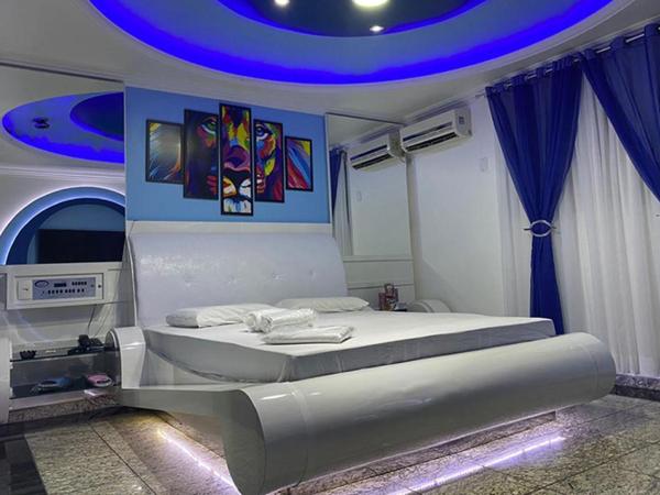 MOTEL 2000 : photo 1 de la chambre suite lit queen-size avec baignoire spa