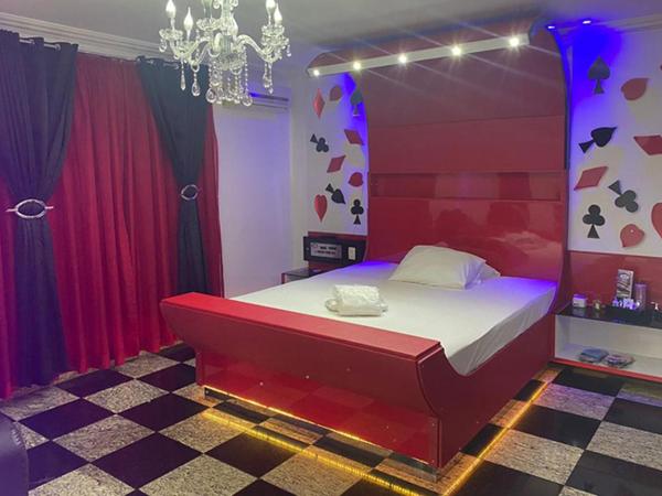 MOTEL 2000 : photo 8 de la chambre suite lit queen-size avec baignoire spa