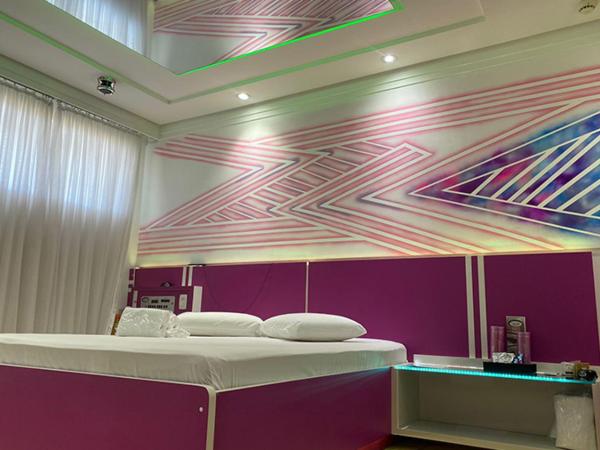 MOTEL 2000 : photo 6 de la chambre suite lit king-size avec baignoire spa