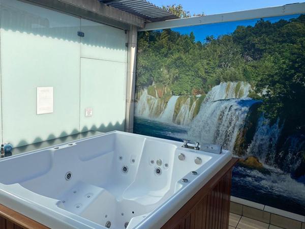 MOTEL 2000 : photo 1 de la chambre suite lit king-size avec baignoire spa