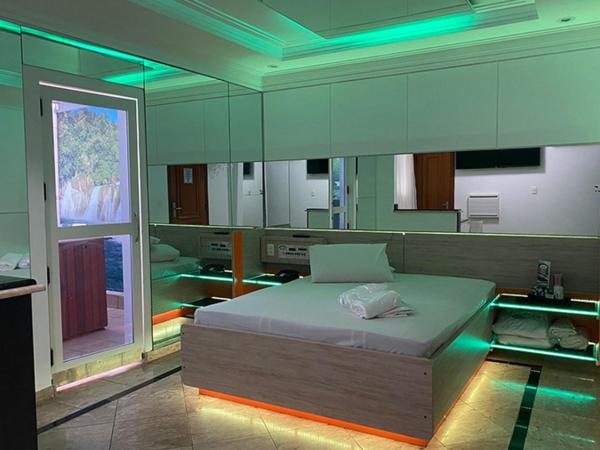 MOTEL 2000 : photo 2 de la chambre suite lit king-size avec baignoire spa