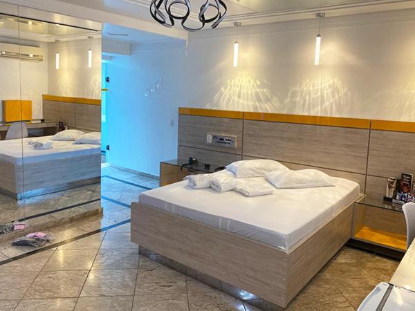 MOTEL 2000 : photo 6 de la chambre suite avec piscine privée