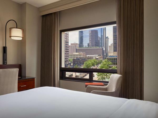 Hilton Denver City Center : photo 1 de la chambre chambre lit queen-size - vue sur ville