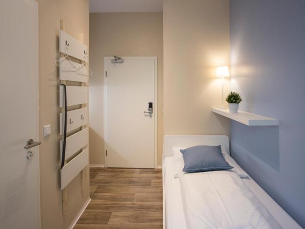 NEU: Zentral gelegene, stilvoll eingerichtete Zimmer mit eigener Teeküche : photo 1 de la chambre petite chambre simple