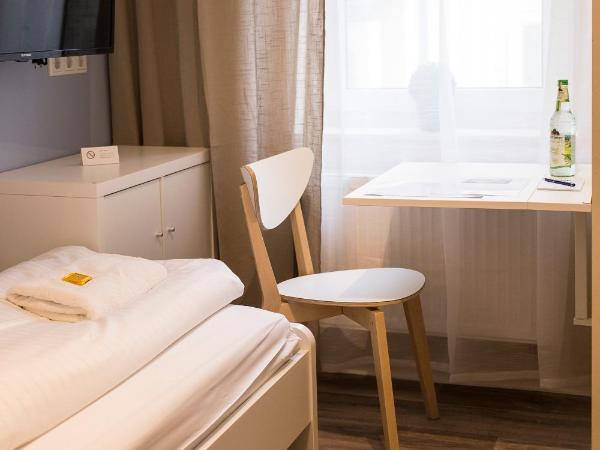 NEU: Zentral gelegene, stilvoll eingerichtete Zimmer mit eigener Teeküche : photo 2 de la chambre petite chambre simple