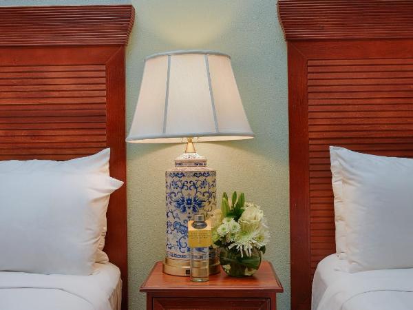 voco St James Hotel, an IHG hotel : photo 1 de la chambre standard queen room with two queen beds and mobility accessible roll-in shower