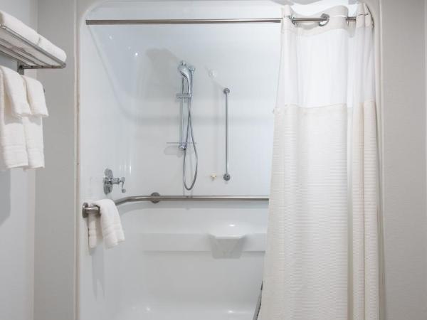 voco St James Hotel, an IHG hotel : photo 4 de la chambre chambre lit king-size standard avec douche accessible en fauteuil roulant