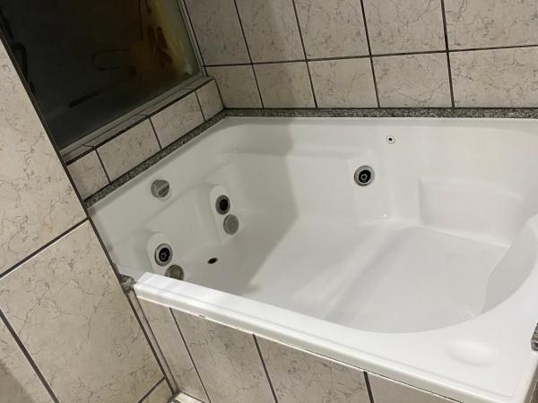 MOTEL 2000 : photo 7 de la chambre suite deluxe avec baignoire spa