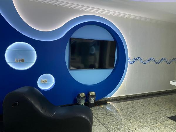 MOTEL 2000 : photo 2 de la chambre suite lit queen-size avec baignoire spa