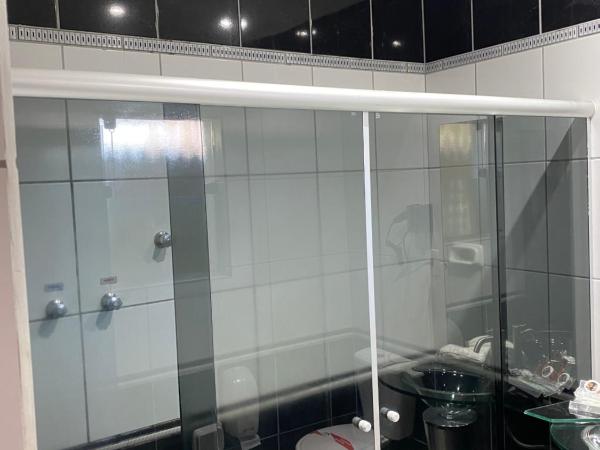 MOTEL 2000 : photo 8 de la chambre suite lit king-size avec baignoire spa