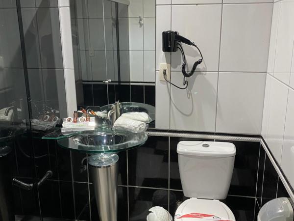 MOTEL 2000 : photo 7 de la chambre suite lit king-size avec baignoire spa