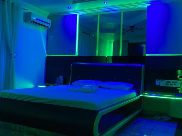 MOTEL 2000 : photo 10 de la chambre suite lit queen-size avec baignoire spa
