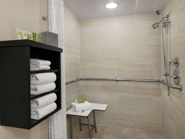 Hilton Orlando/Altamonte Springs : photo 4 de la chambre chambre lit king-size avec douche accessible en fauteuil roulant - adaptée aux personnes à mobilité réduite/malentendantes 