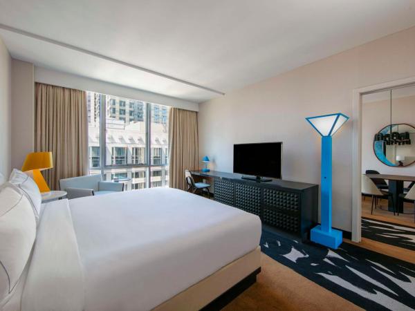 theWit Chicago, a Hilton Hotel : photo 1 de la chambre suite de luxe 1 chambre avec lit king-size