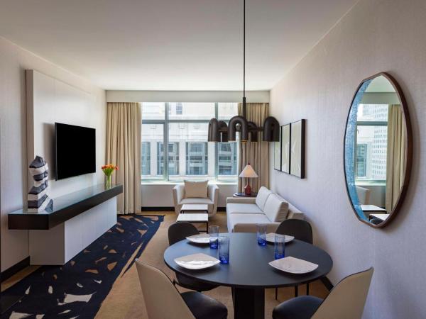 theWit Chicago, a Hilton Hotel : photo 2 de la chambre suite de luxe 1 chambre avec lit king-size