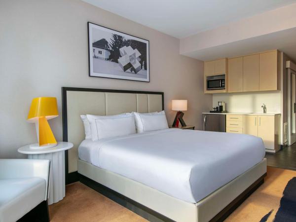 theWit Chicago, a Hilton Hotel : photo 1 de la chambre chambre lit king-size premium avec kitchenette