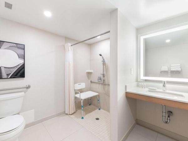 Hilton Garden Inn Toronto Airport : photo 2 de la chambre chambre lit king-size - accessible aux personnes à mobilité réduite