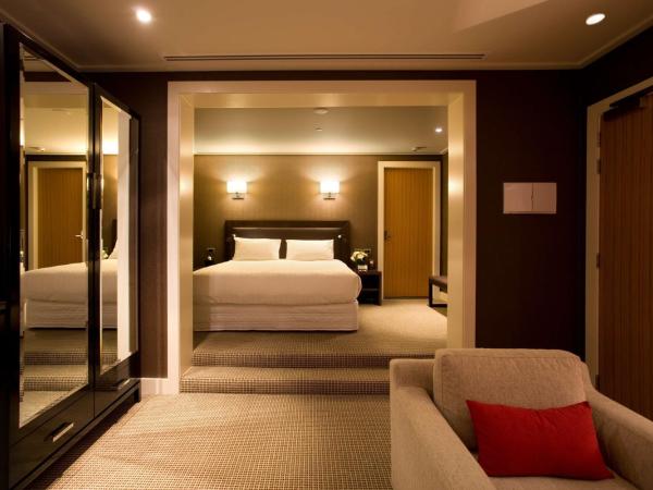 Hilton Queenstown Resort & Spa : photo 1 de la chambre chambre lit king-size avec jacuzzi - côté lac