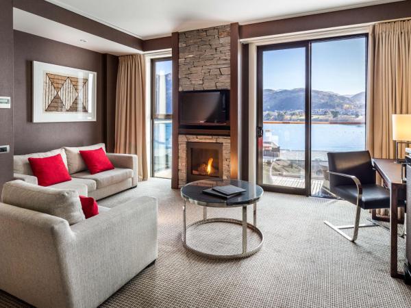 Hilton Queenstown Resort & Spa : photo 2 de la chambre chambre lit king-size deuxe - vue sur lac