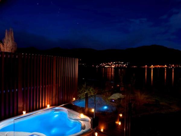 Hilton Queenstown Resort & Spa : photo 3 de la chambre chambre lit king-size avec jacuzzi - côté lac