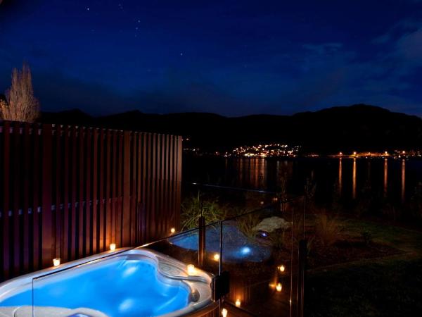 Hilton Queenstown Resort & Spa : photo 4 de la chambre chambre lit king-size avec jacuzzi - côté lac