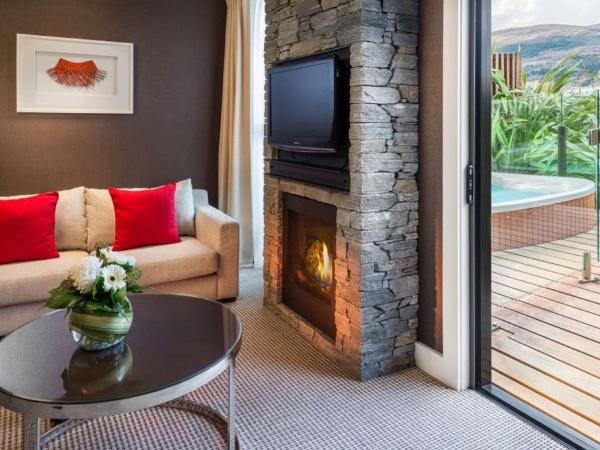 Hilton Queenstown Resort & Spa : photo 5 de la chambre chambre lit king-size avec jacuzzi - côté lac
