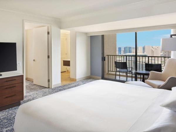 Hilton Hawaiian Village Waikiki Beach Resort : photo 3 de la chambre tapa collection one-bedroom corner king suite with ocean view
