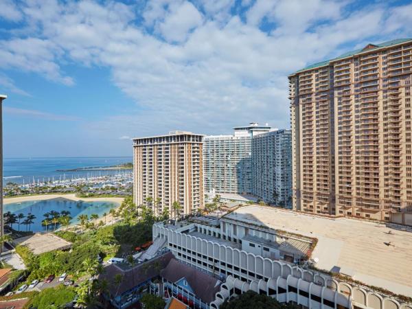 Hilton Hawaiian Village Waikiki Beach Resort : photo 4 de la chambre logement avec 2 lits doubles - vue partielle sur océan