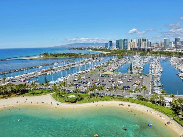 Hilton Hawaiian Village Waikiki Beach Resort : photo 2 de la chambre hébergement avec 2 lits doubles - tour arc-en-ciel - vue sur océan et port de plaisance