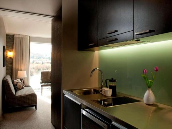 DoubleTree by Hilton Queenstown : photo 6 de la chambre hébergement lit king-size deluxe - vue sur lac