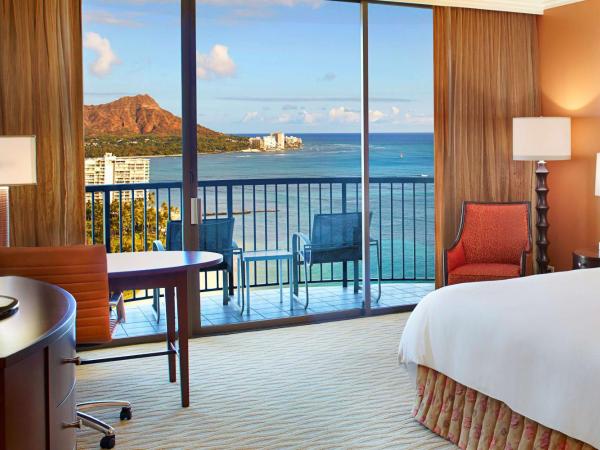 Hilton Hawaiian Village Waikiki Beach Resort : photo 4 de la chambre hébergement lit king-size - tour rainbow - côté océan