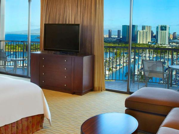 Hilton Hawaiian Village Waikiki Beach Resort : photo 2 de la chambre suite junior - tour arc-en-ciel - vue sur océan et port de plaisance