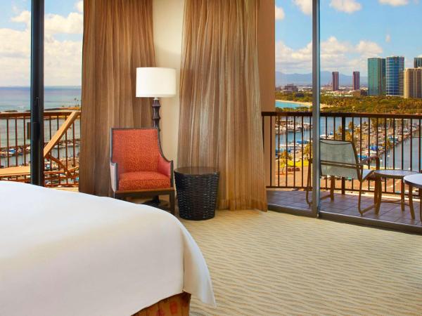 Hilton Hawaiian Village Waikiki Beach Resort : photo 5 de la chambre hébergement d'angle 1 lit king-size - rainbow tower - vue côté océan sur port de plaisance
