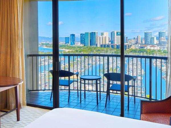 Hilton Hawaiian Village Waikiki Beach Resort : photo 4 de la chambre hébergement avec 2 lits doubles - tour arc-en-ciel - vue sur océan et port de plaisance