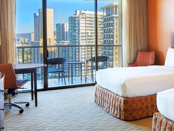 Hilton Hawaiian Village Waikiki Beach Resort : photo 5 de la chambre hébergement avec 2 lits doubles - tour arc-en-ciel - vue sur océan et port de plaisance