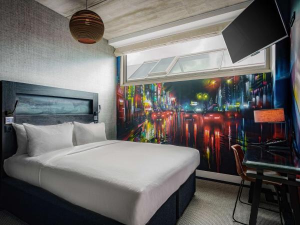 DoubleTree by Hilton Amsterdam - NDSM Wharf : photo 3 de la chambre chambre lit queen-size art urbain amsterdam 