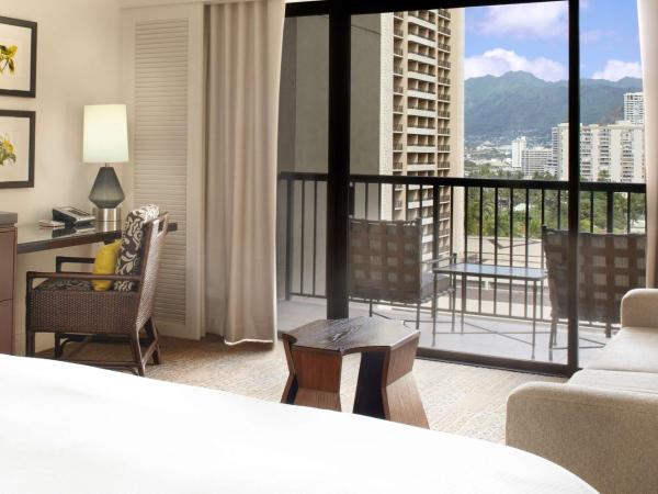 Hilton Hawaiian Village Waikiki Beach Resort : photo 1 de la chambre hébergement lit king-size tour ali'i - vue sur complexe