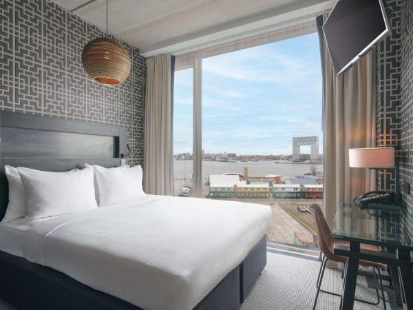 DoubleTree by Hilton Amsterdam - NDSM Wharf : photo 1 de la chambre chambre lit queen-size - vue sur rivière