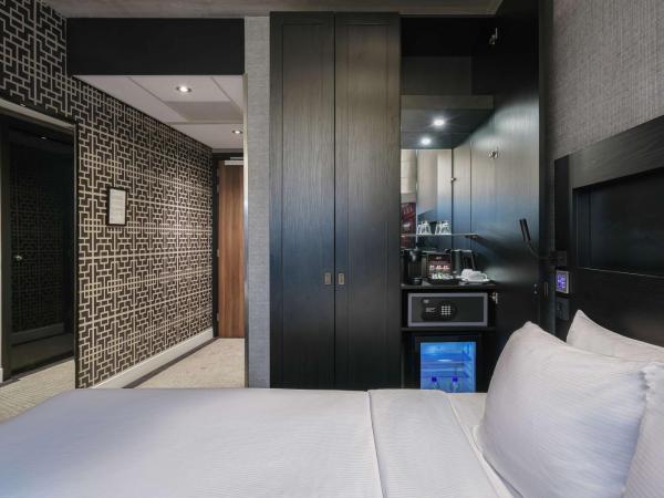DoubleTree by Hilton Amsterdam - NDSM Wharf : photo 5 de la chambre chambre lit queen-size art urbain amsterdam 