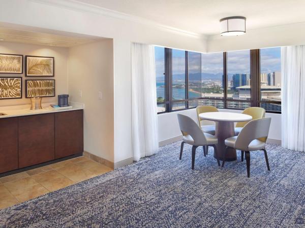 Hilton Hawaiian Village Waikiki Beach Resort : photo 4 de la chambre tapa collection one-bedroom corner king suite with ocean view