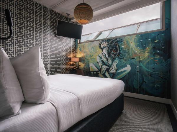 DoubleTree by Hilton Amsterdam - NDSM Wharf : photo 6 de la chambre chambre lit queen-size art urbain amsterdam 