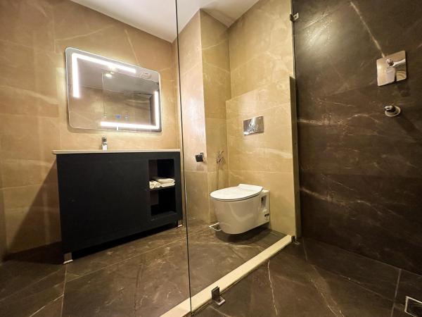 Lake View Resort : photo 10 de la chambre luxury king room or two queen bedroom with balcony and pool view