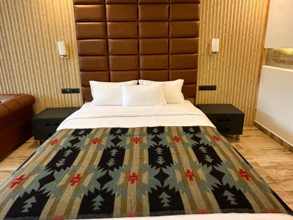 Lake View Resort : photo 8 de la chambre luxury king room or two queen bedroom with balcony and pool view