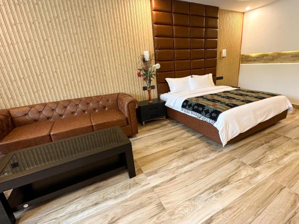 Lake View Resort : photo 7 de la chambre luxury king room or two queen bedroom with balcony and pool view